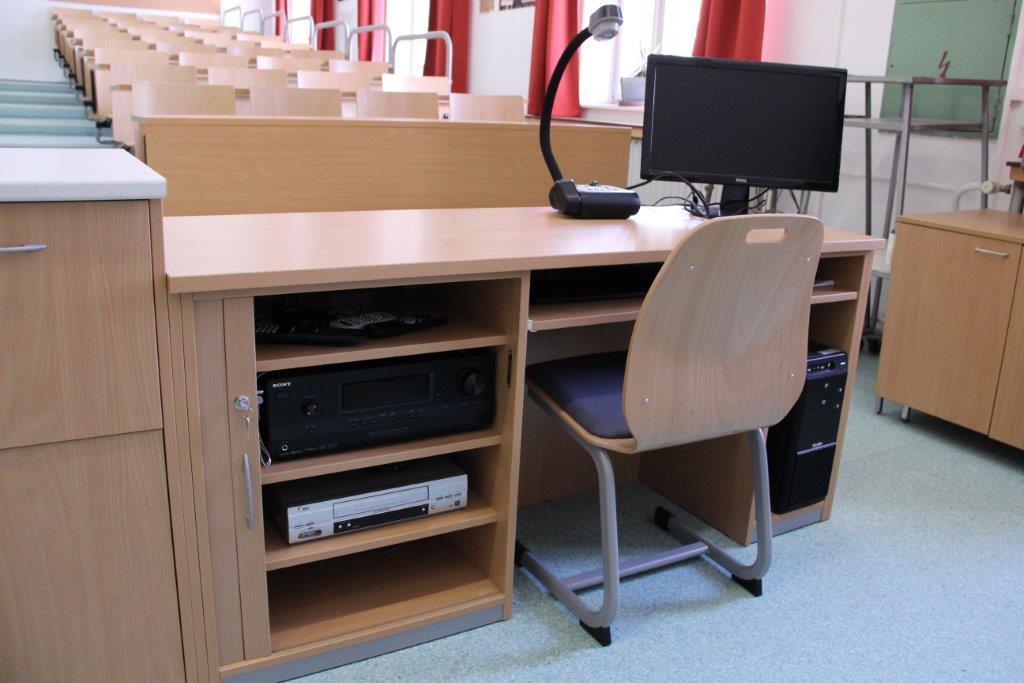 Multimediální katedra s uzavřeným PC boxem